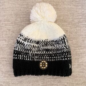 BRUINS Black and White Pom-Pom knit Beanie